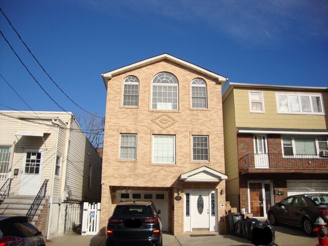 Building Photo - 132 Lake St