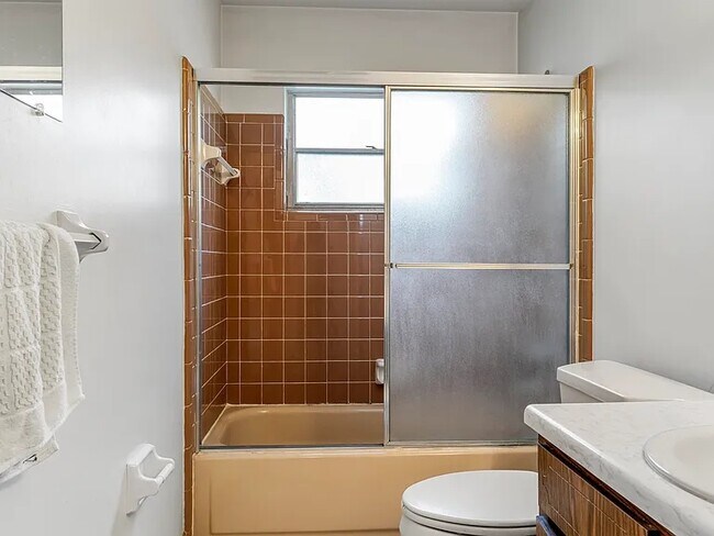 Building Photo - 703 NE 6th Pl