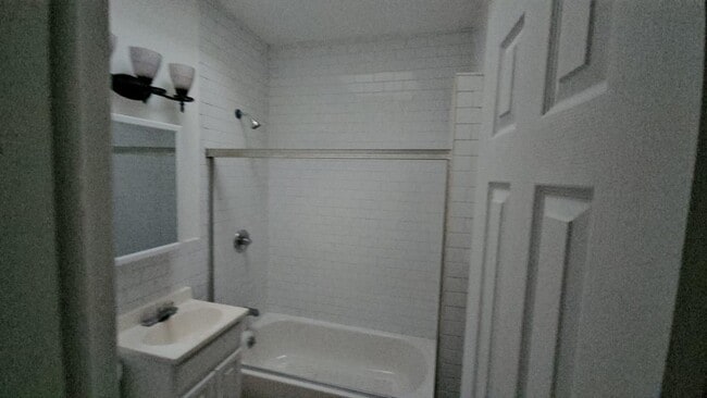 Foto del edificio - 7817 Roosevelt Ave
