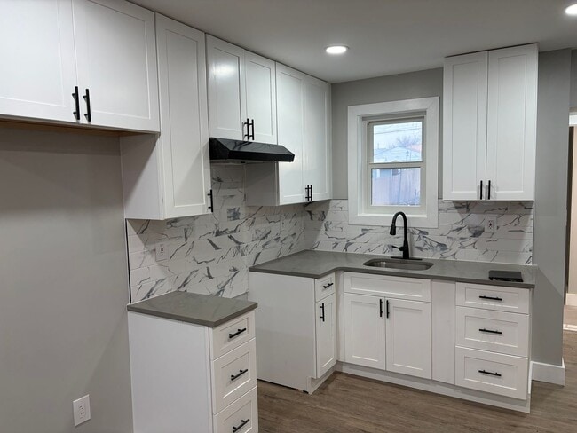 Foto del edificio - This Beautifully Fully Remolded 2 Bed 1 Full Bath Townhome in Stowe is Now Available