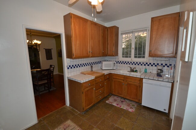 Large Kitchen - 315 S Cloverdale Ave