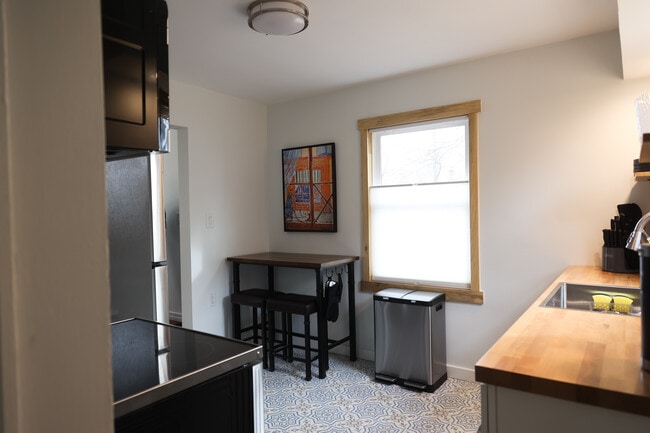 Building Photo - 5106 Rosslyn Ave