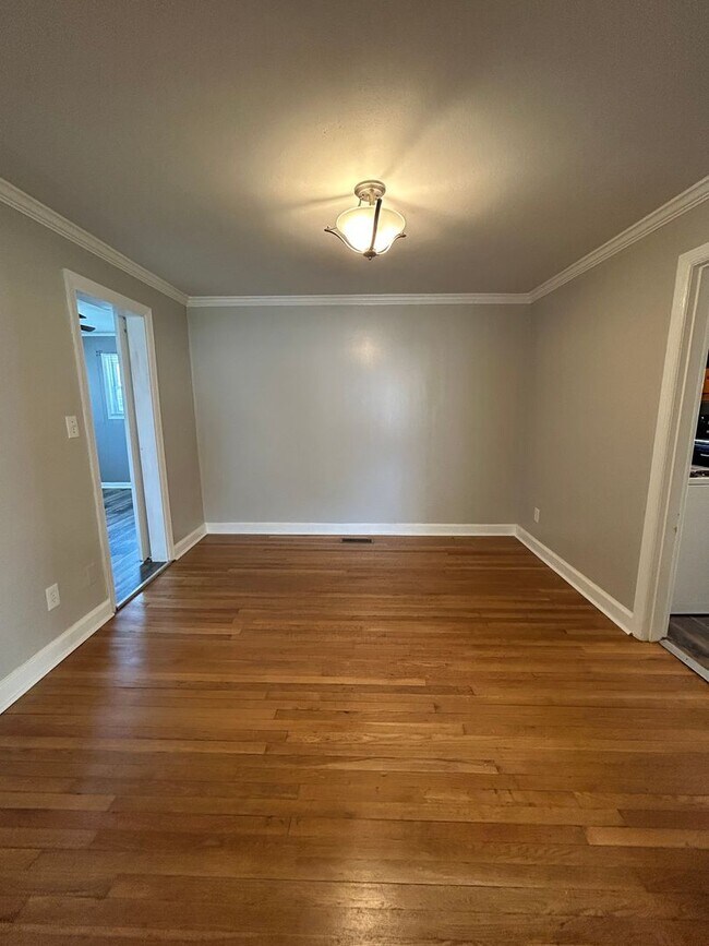 Foto del edificio - Charming Home with 3 Beds, 1.5 Baths, 1 Car Garage, Fully Fenced Privacy Fence & Refinished Hardw...