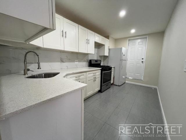 Foto del edificio - 3 bedroom in BROOKLYN NY 11223