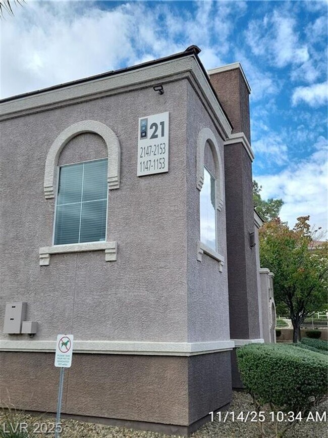 Foto del edificio - SOUTHWEST GATED 2-BED, 2-BATH FIRST-FLOOR ...