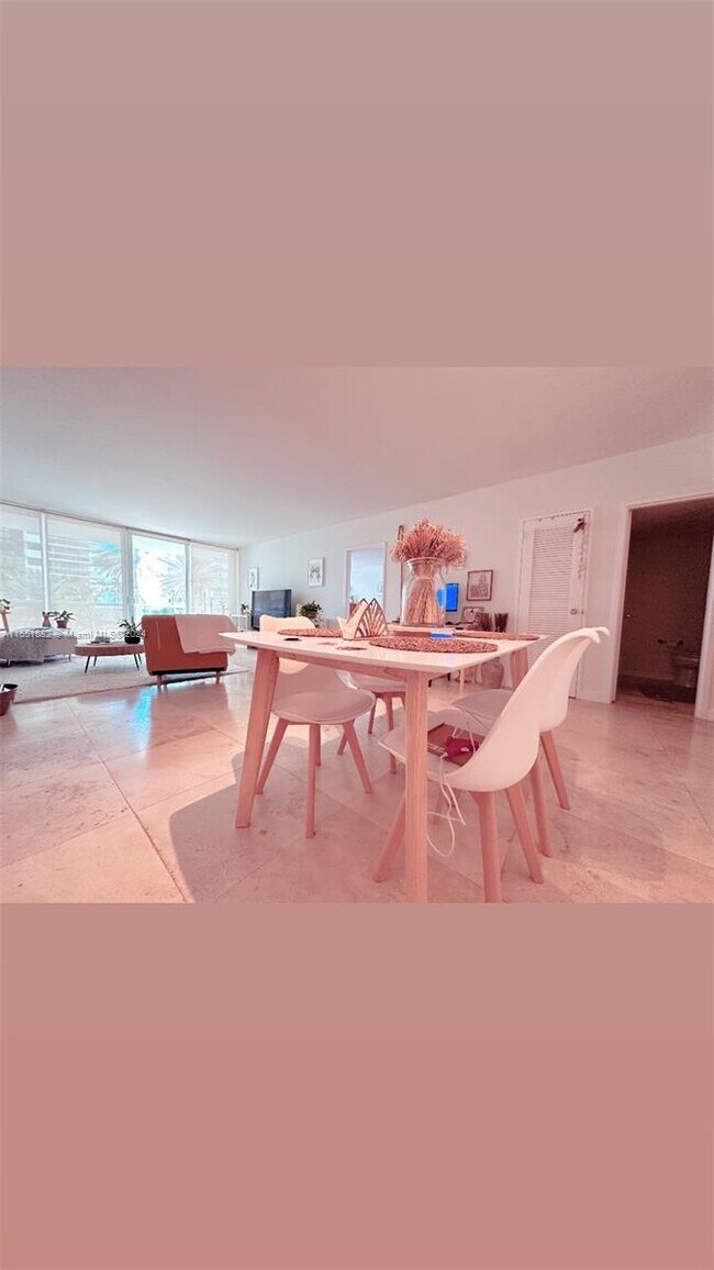 Foto del edificio - 5700 Collins Ave