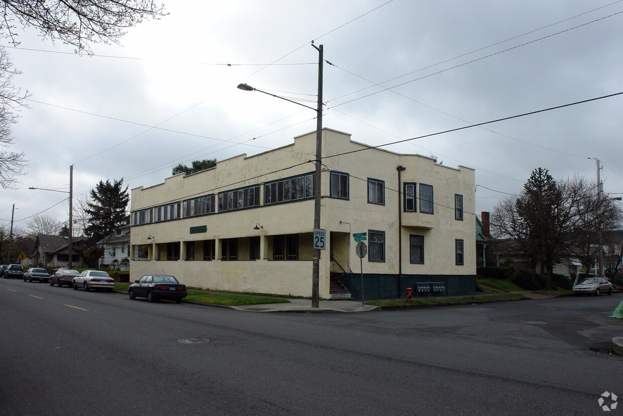 Building Photo - 650-664 N Ainsworth St