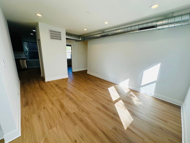 Building Photo - 5504 N Kimball Ave