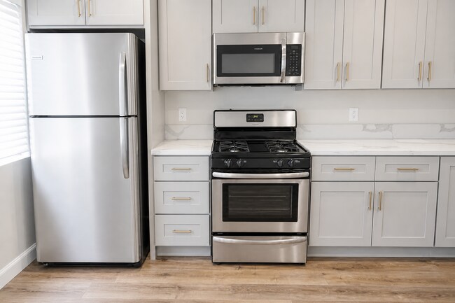 Foto del edificio - Remodeled Spacious 2BR/2BA in NoHo – Quiet 2nd Floor, Central A/C, 2 Parking Spaces