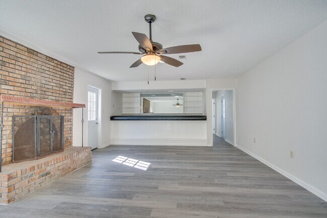 Foto del edificio - Stunning 4BR/2BA Pensacola Home with Private Pool, Modern Kitchen, Luxury Vinyl Flooring, Fully F...