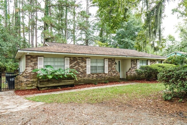 Building Photo - Beautiful 4 bedroom in the heart of Mossy ...