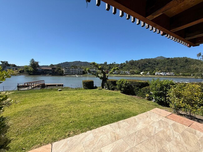 Foto del edificio - LARGE UPDATED TWO BEDROOM / TWO BATHROOM G...