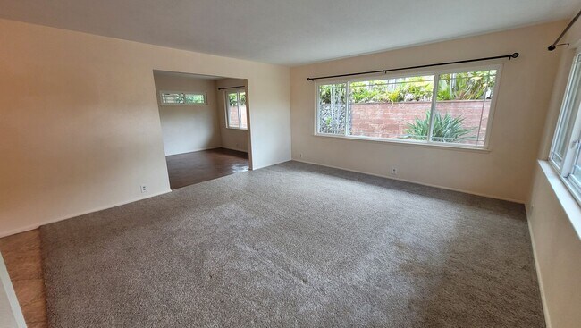 Foto del edificio - Spacious 5 Bedroom 3 Bath Duplex House w/ 2 car Garage and Gated Driveway in Mililani