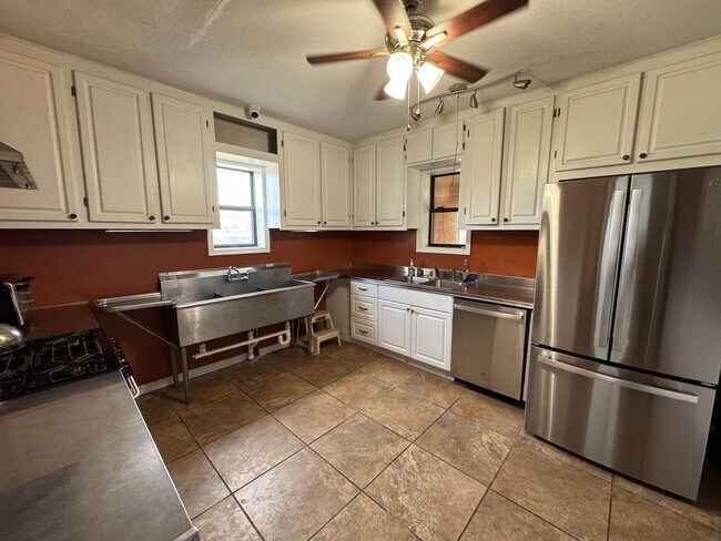 Foto del edificio - Spacious (Almost 3,000 sq ft) 6 Bedroom, 3 Bath Furnished Home – Live Oak, FL