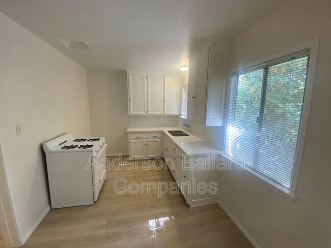 Building Photo - 402-404 E Elmwood Ave