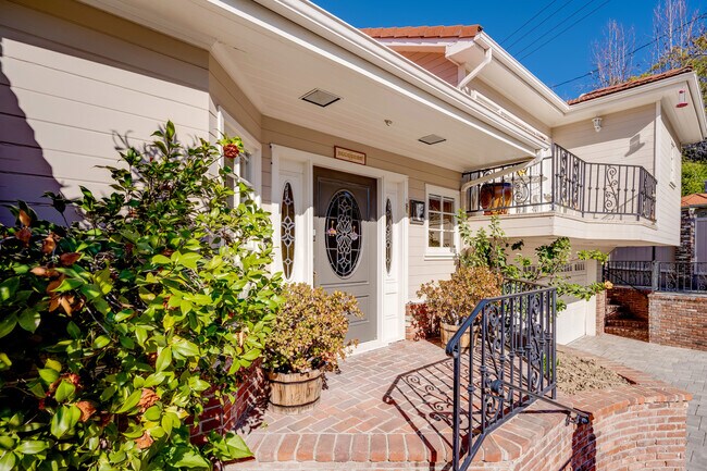Building Photo - 713 S Sunset Canyon Dr