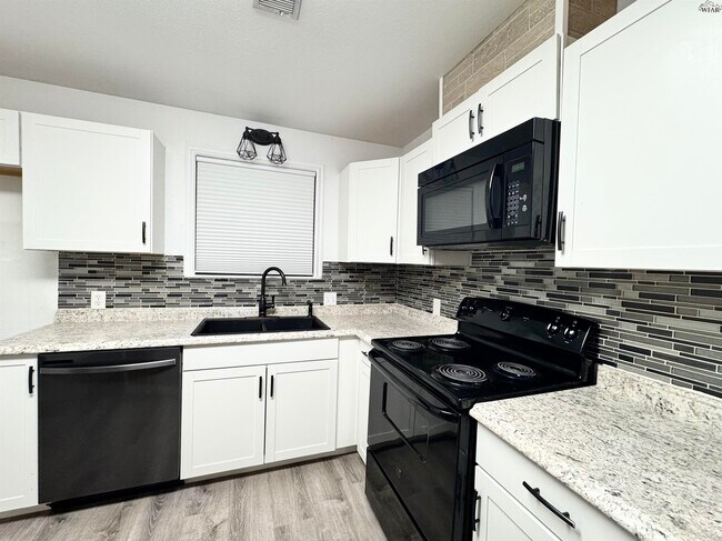 Foto del edificio - 4035 Hooper Dr