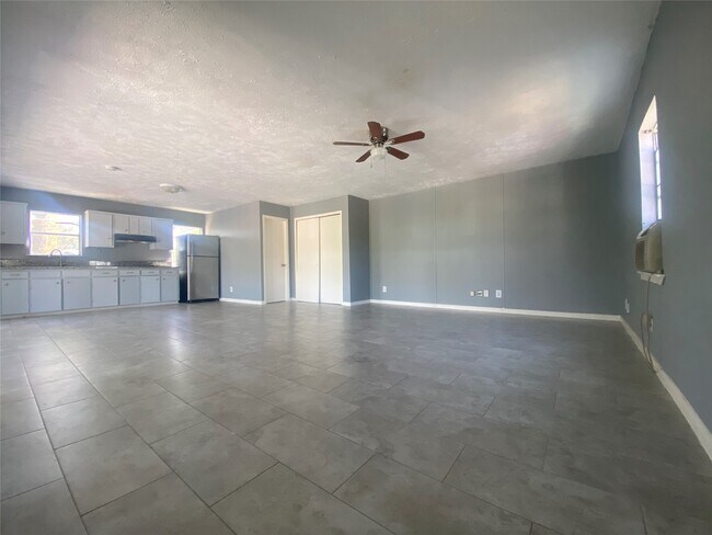 Foto del edificio - 8220 Glenview Dr