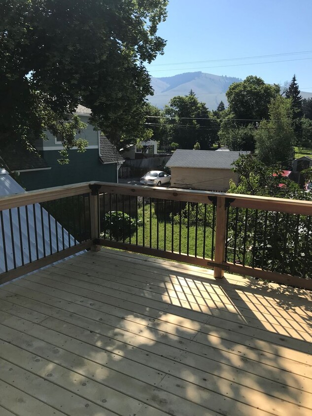 Building Photo - Three Bedroom House with a Rooftop Deck