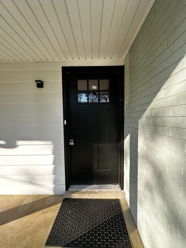 Building Photo - Fully Renovated in the Heart of Hendersonv...