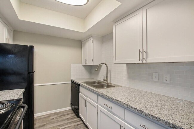 Building Photo - 1212 Hampshire Ln