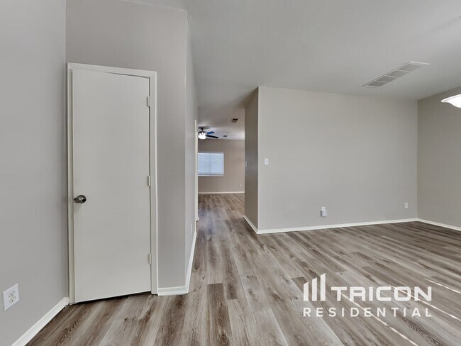 Foto del edificio - 6438 Provident Green Dr