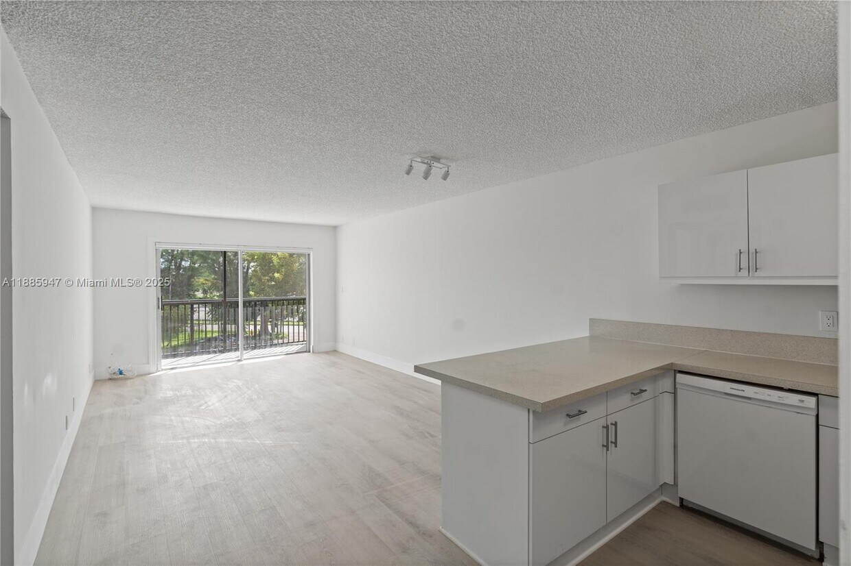Foto principal - 8005 Lake Dr
