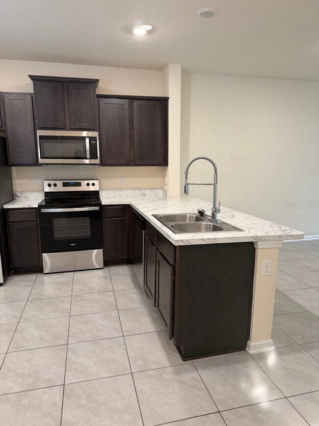 Building Photo - Spacious 2-Bedroom Townhome Near River City