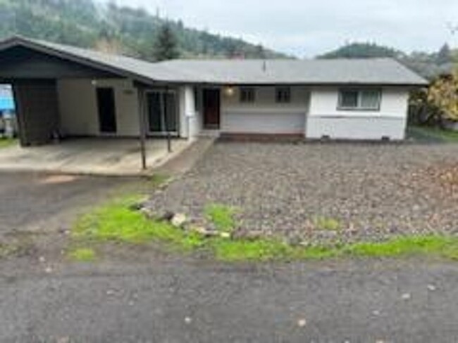 Building Photo - Great Roseburg location 3-bedroom 1.5 Bath...