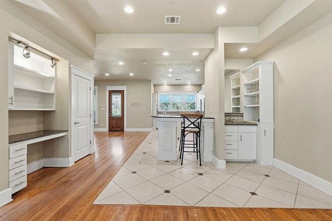 Building Photo - 1305 Cometa St