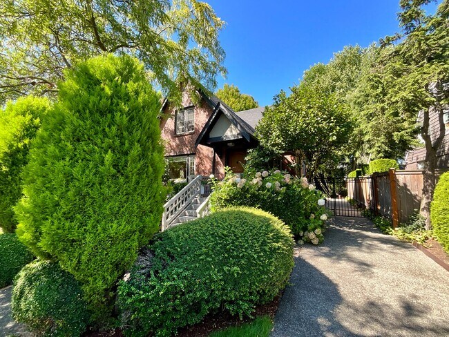 Building Photo - Bright & Charming Madison Park Home – 3 Be...