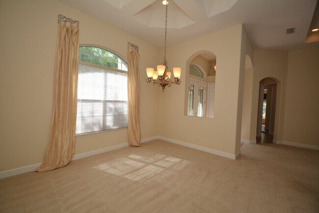Building Photo - Luxurious Pool Home in gated community of ...