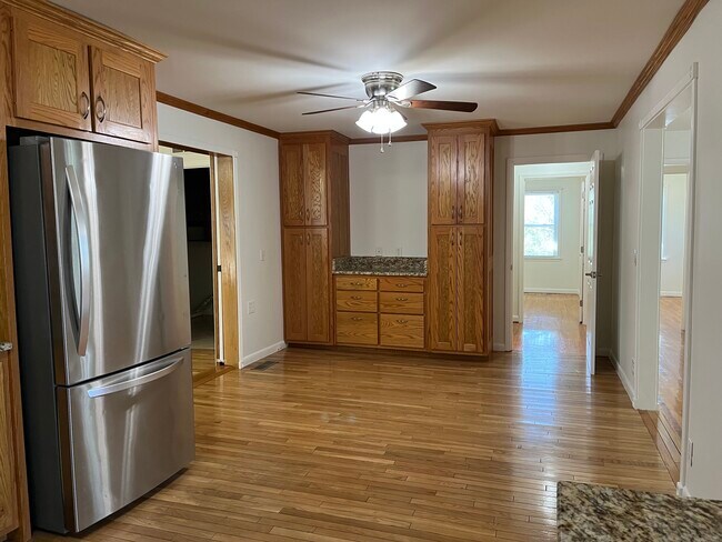 Lots of kitchen cabinets - 2101 Jade Dr