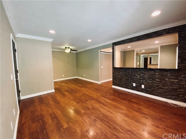 Building Photo - 960 E Bonita Ave