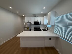 Building Photo - 1307 W 96th St