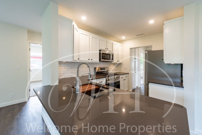 Building Photo - Country Living in Gorgeous 2 Bedroom Home Near Town