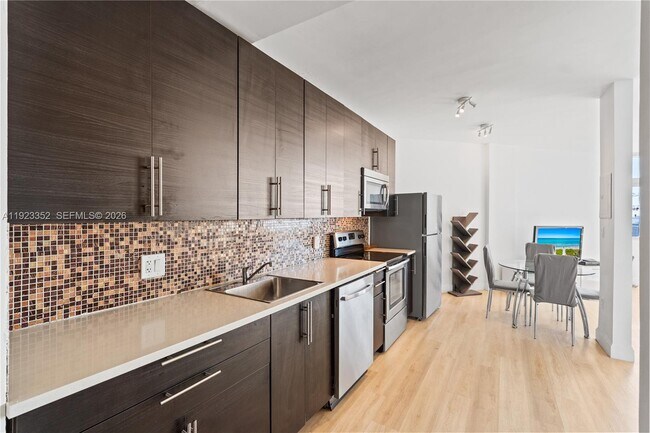 Foto del edificio - 7135 Collins Ave