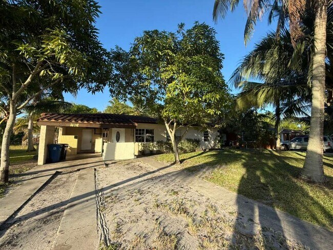 Building Photo - Large 5-2 house