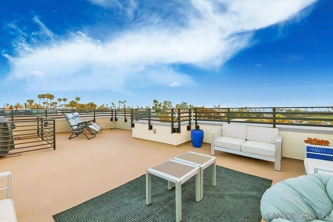 Building Photo - 1557 Vista del Mar Way