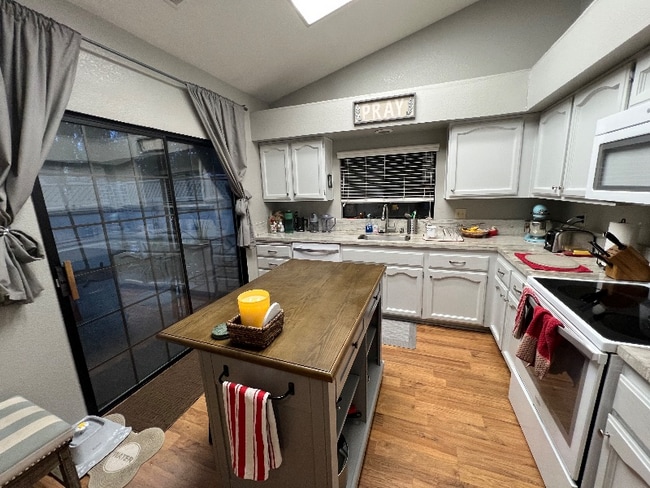 Building Photo - 8443 Creekridge Cir