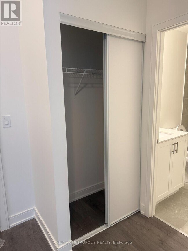 Building Photo - 705 Davis Dr