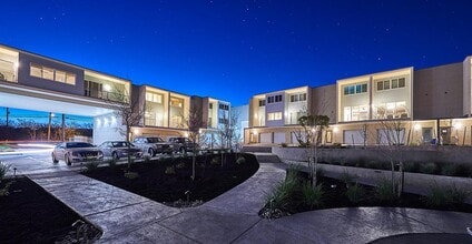 Building Photo - 604 N Bluff Dr
