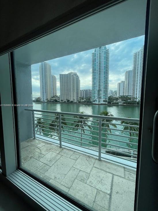 Foto del edificio - 325 S Biscayne Blvd