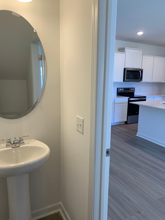 Building Photo - 7133 Mapleside Ln