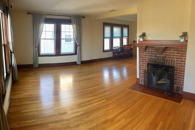 Living Dining - 31 Crest Ave
