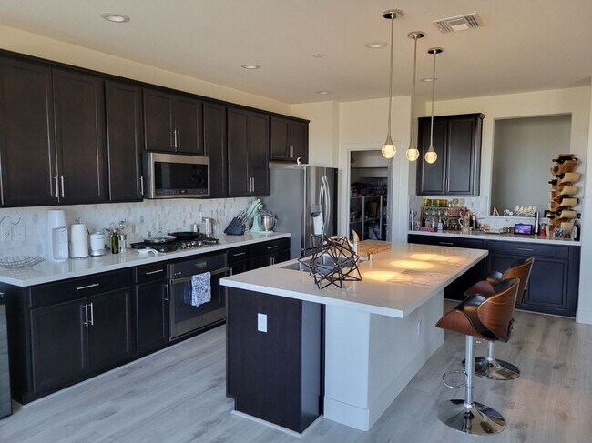 Foto del edificio - Beautiful 4/2/5 located in Lincoln w/ Sola...