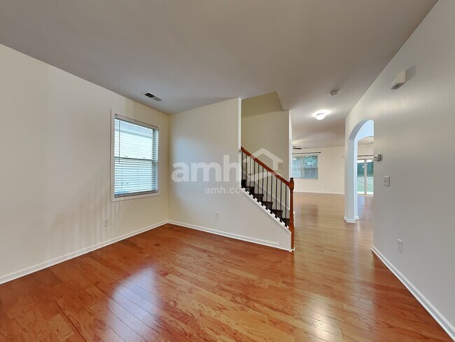 Building Photo - 17 Phaeton Ave