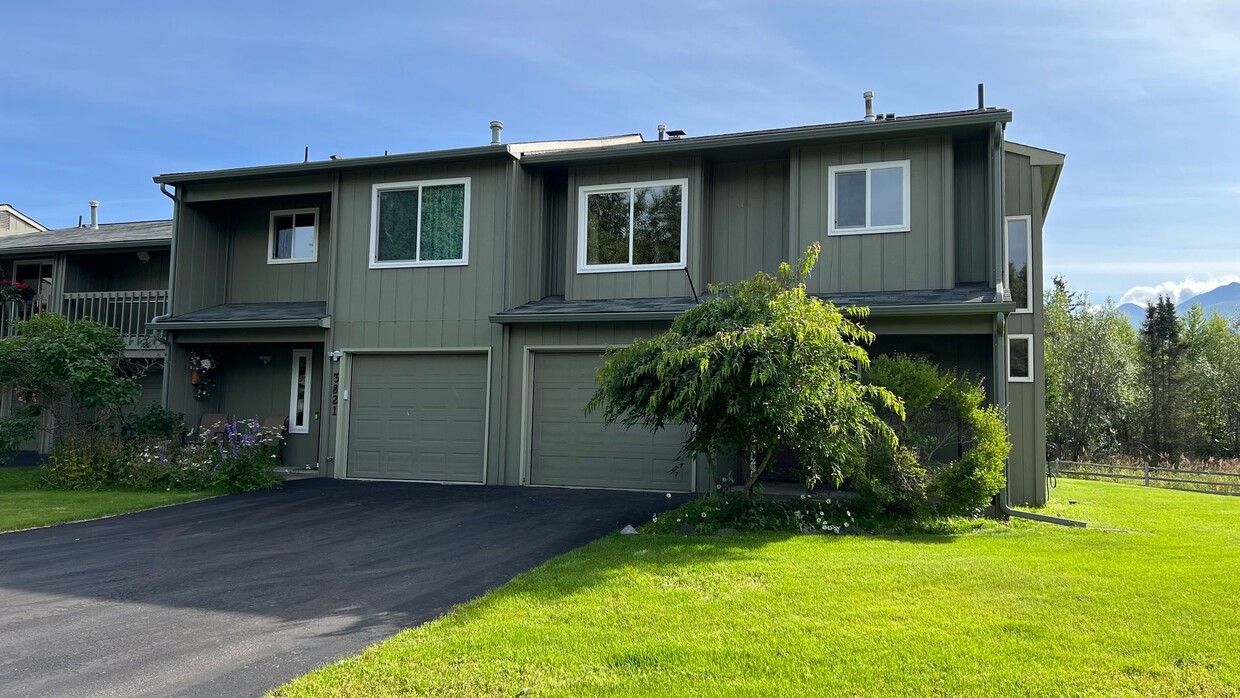 Primary Photo - Awesome 3 Bed Townhouse w/great views! Bac...