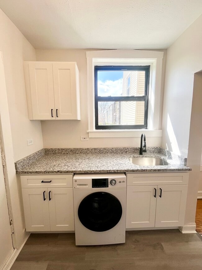 Building Photo - 1329 N Lorel Ave