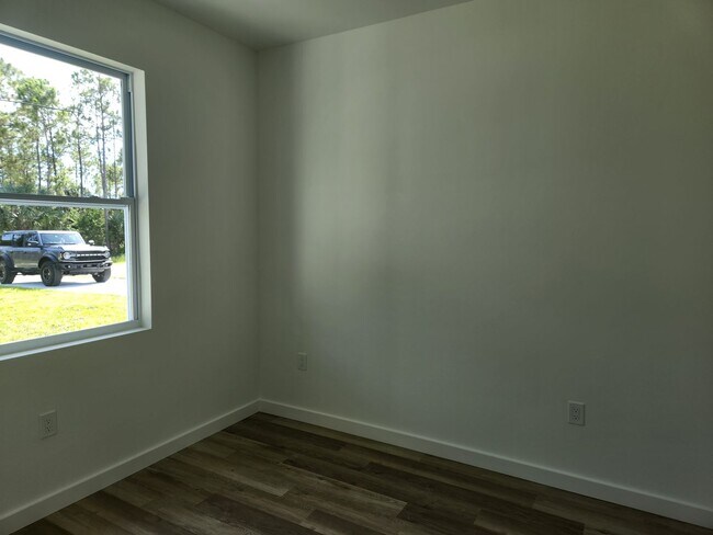 Foto del edificio - 737-739 Meadow Rd